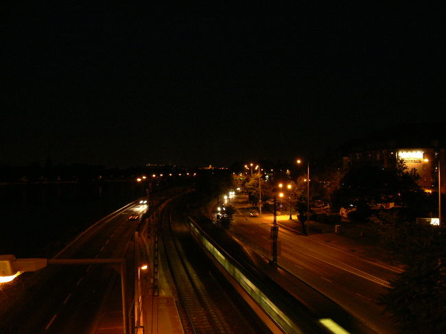 ホテル近くから。<br />遠くに国会議事堂が。