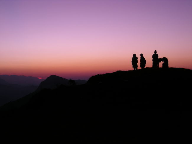 3日目。<br /><br />5時頃に起きて、小高い山まで車で行って朝日を見物。<br /><br />まだまだ暗いです。