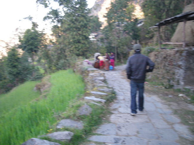 朝日を見たら、近くの村を通って<br />もうちょっと高いところまで<br />トレッキングです。