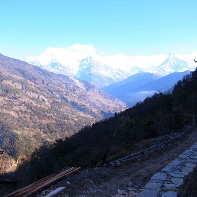 ゴール地点から見る山は、朝日を見たところより近くてとても荘厳でした。