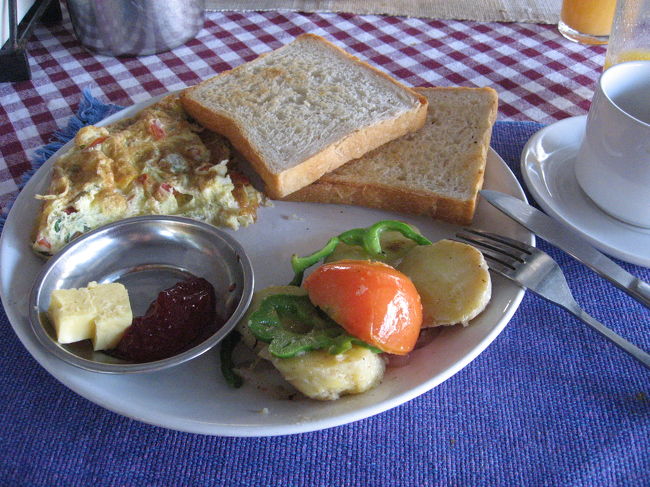 トレッキングから帰ってきたら遅めの朝食。<br /><br />ネパールはミルクティーが本当においしいです。<br />ぜひ「チャーティンダー（お茶三つ）」と言ってください。