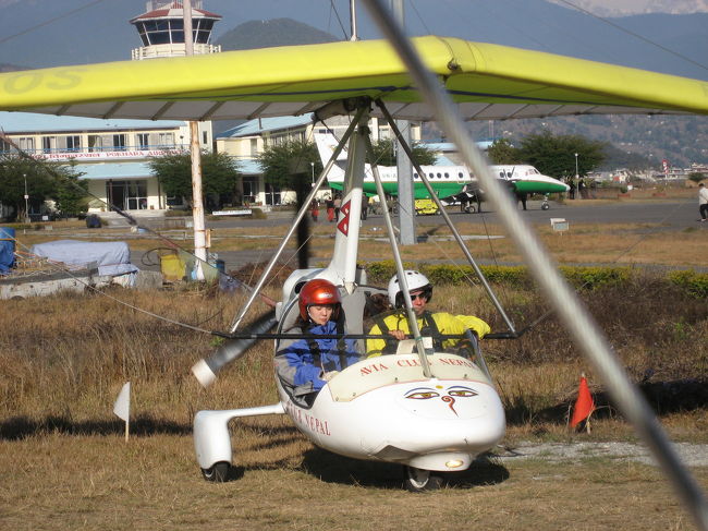 ご飯を食べたら、一息ついてメインの飛行機へ！<br /><br />運転するおじさんと二人乗り。<br />私は横並びの飛行機に乗ったけど<br />後ろに座るたて並びの飛行機のほうが<br />怖くなかったようです。