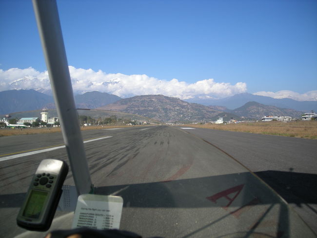 ポカラ空港の飛行場から飛ぶので、<br />普通の飛行機が飛ぶ滑走路を走ります。