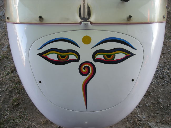 これは私がのった飛行機。<br /><br />ネパールっぽい。<br /><br />最後着陸するときは、エンジン切って風を読んで降りてました。<br /><br />ううう〜鳥人間〜