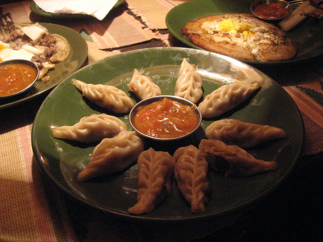 飛行機に乗ったあとは、街をまたぶらぶらしてました。<br /><br />3日目の夕飯はネワリ族のレストランに行ってきました。<br /><br />これはモモ（餃子）。<br />あとはぱりぱりに焼いた煎餅のようなものも食べました。<br />おいしかったです。