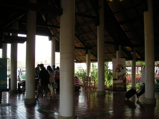 空港内。とてもオープン。<br /><br />空港出たところにあるインフォメーションで、目的のスコータイ遺跡群まで行きたいと言って、バスに何とか乗る。<br /><br />どこかに連れて行かれたらどうしようかと不安に。