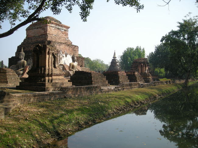 なんとか遺跡公園までついて、レンタル自転車を借り、遺跡めぐりにたどり着きました〜<br />レンタル自転車のおばちゃんにチェンマイ行きのバスの時間を聞いて目標時間を設定したあと、出発。<br /><br />これはワットマハタート。<br /><br />すてき！<br />