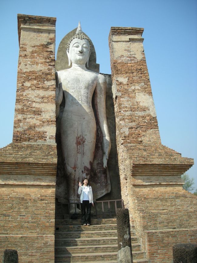 自転車降りて中を散策。<br /><br />素敵な微笑み。