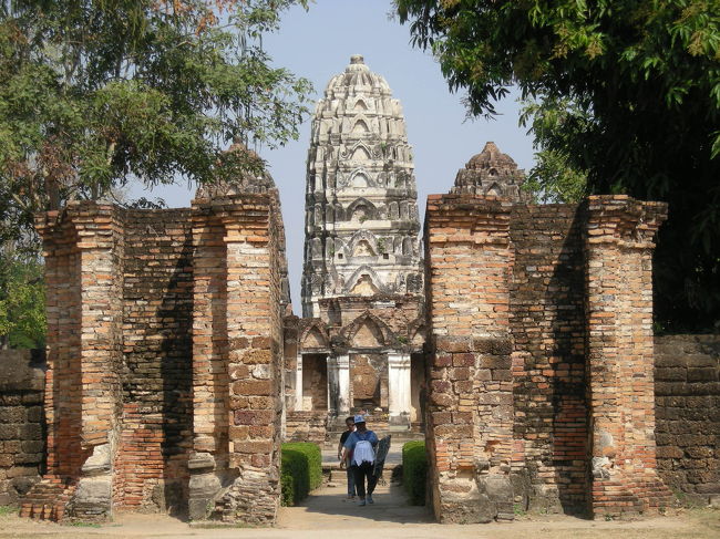 ちょっと自転車で走って、次の遺跡。<br />ワット・シーサワイ。