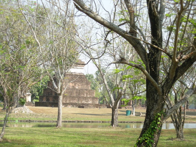 快調に飛ばしております。<br /><br />時間の都合で、小さめの遺跡は自転車からの撮影。