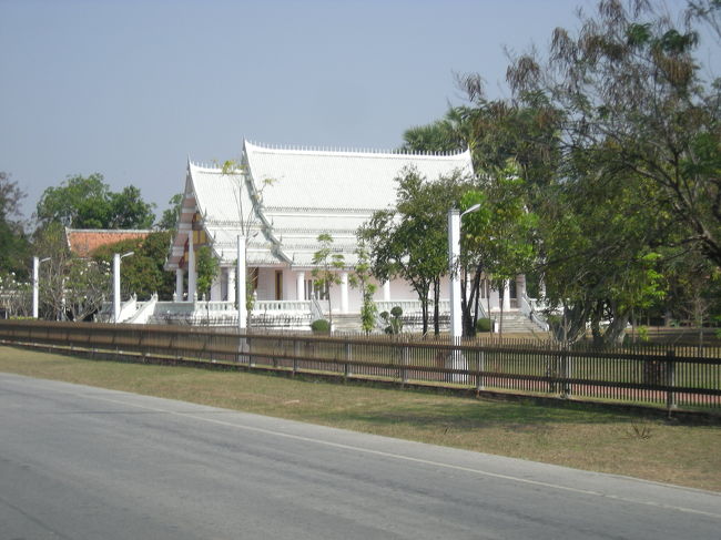 遺跡公園、次の部分を見るためにちょっと走ります、<br /><br />普通の道路を走ります。