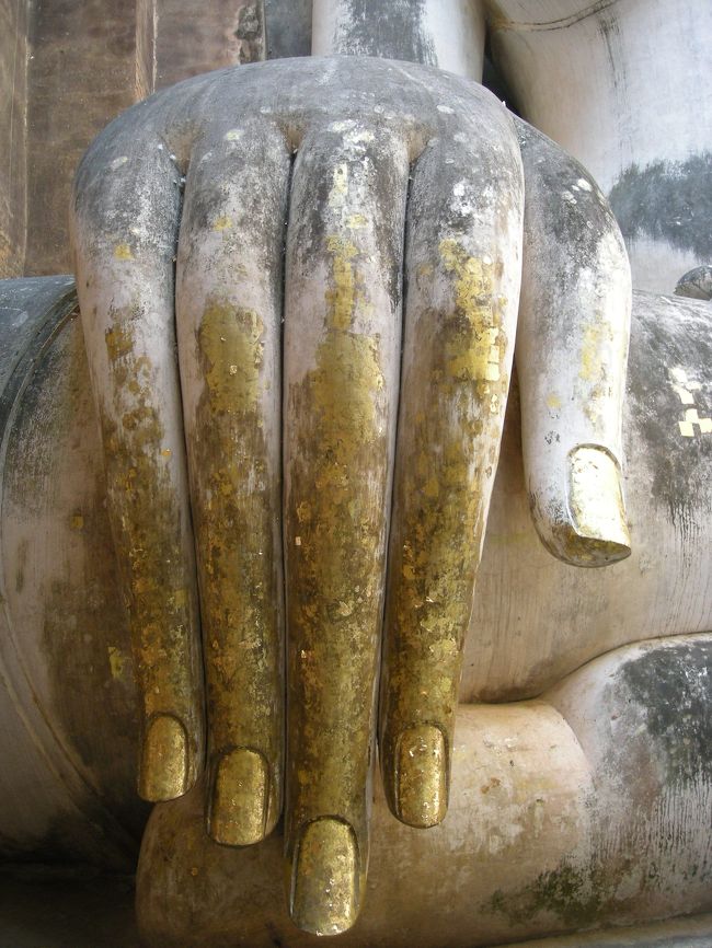 タイブッダの手は指が反ってます。<br /><br />タイ人も指のが後ろまで行くらしい。<br />タイ的美しい手？