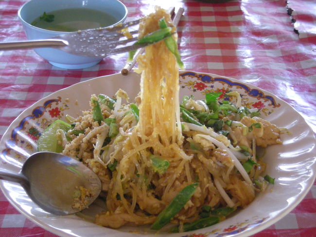 本当はもう少し遠くの遺跡群まで見に行きたかったのだけど、時間がなくてやむなく引き返すことに。<br /><br />スコータイにはスコータイパッタイがあると聞いたので、これはぜひ！と思って、帰りがけに店に寄ってパッタイを注文したのだけど、いかんせんスコータイパッタイがどんなものか分からないのでこれがスコータイパッタイか普通のパッタイか分からず･･･