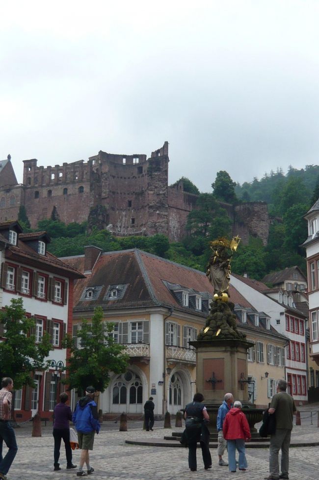 ハイデルベルク駅からバスで終点　大学広場まで（１，５ユーロ）<br />バスを降りると、近くにいた小父さんが、ここで写真を写しなさい　と言ったみたい（ドイツ語なので・・・）　多分　そんな感じでした。<br />コルンマルクト広場からは、ハイデルベルク城が見える。　　少し左にケーブルカー乗り場が。　