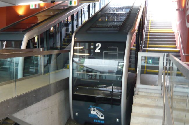 一枚のチケットで往復。　窓側に席を取った、　が・・・　出発から終点まで　すべてトンネルの中、景色なんか全く見えないー。