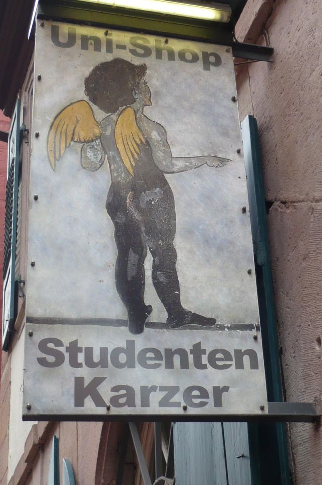 世界最大のワイン樽　薬事博物館を見て、城をあとに。　市内で学生牢に（３ユーロ）