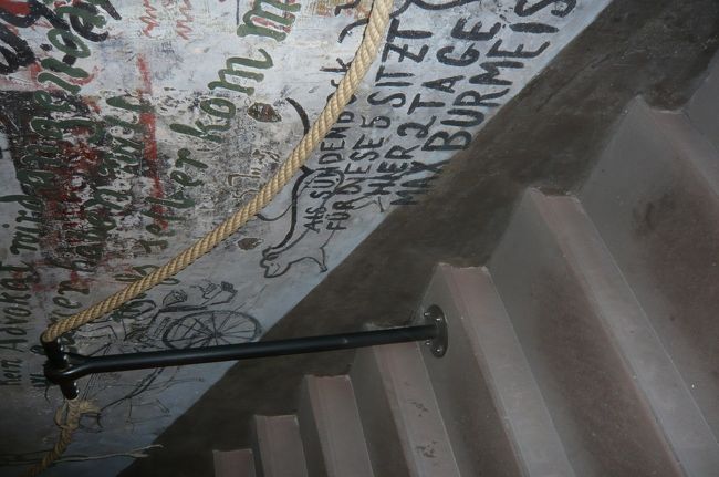 入り口から　すぐに　壁　天井とおびただしい落書き！　大学内は治外法権!　警察の介入なし　代わりに大学自身で職員の宿舎を牢に。　<br />他愛のない学生のいたずら　例えば飲酒の上、大声で騒ぐ。　飼ってあった豚小屋の鍵を開け、町中に放つ　など。　　後には　学生たるもの　一度はここに入るべき！　などと。　おかしな？勲章にも。