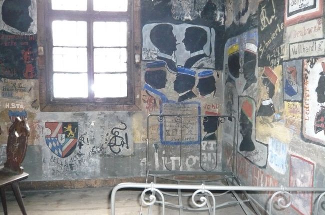 自身のシルエット、罪状、などが書かれ　ベッド　机なども完備。　講義にはちゃんと出席できたとは、　さすが！