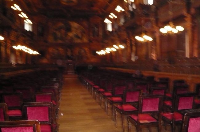 さらに大学図書館も、　二階にある式典や記念講義も行われている部屋にも、　案内していただく。　