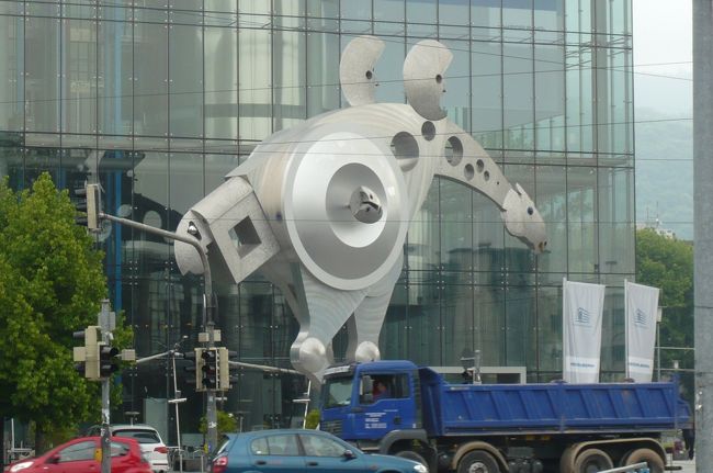 バスで駅に戻る。　駅前のオブジェ、何でしょう？　キリンみたいですが。