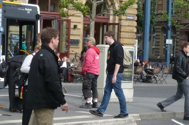 ふたたびICEでマインツへ、　駅前でマインツとビスバーデンの共通乗車券を買おうと　地図を開いて捜していたら、ピンクのシャツの小父さんが　向かいのビルまで案内して、チケットの購入を手伝ってくれ。　更に間違いなくこの電車だよ！と　乗り込むまで教えてくれた。　彼は私達と反対方向の電車でした。<br />有難う！　ドイツ語と日本語と英語で　感謝を伝えました。