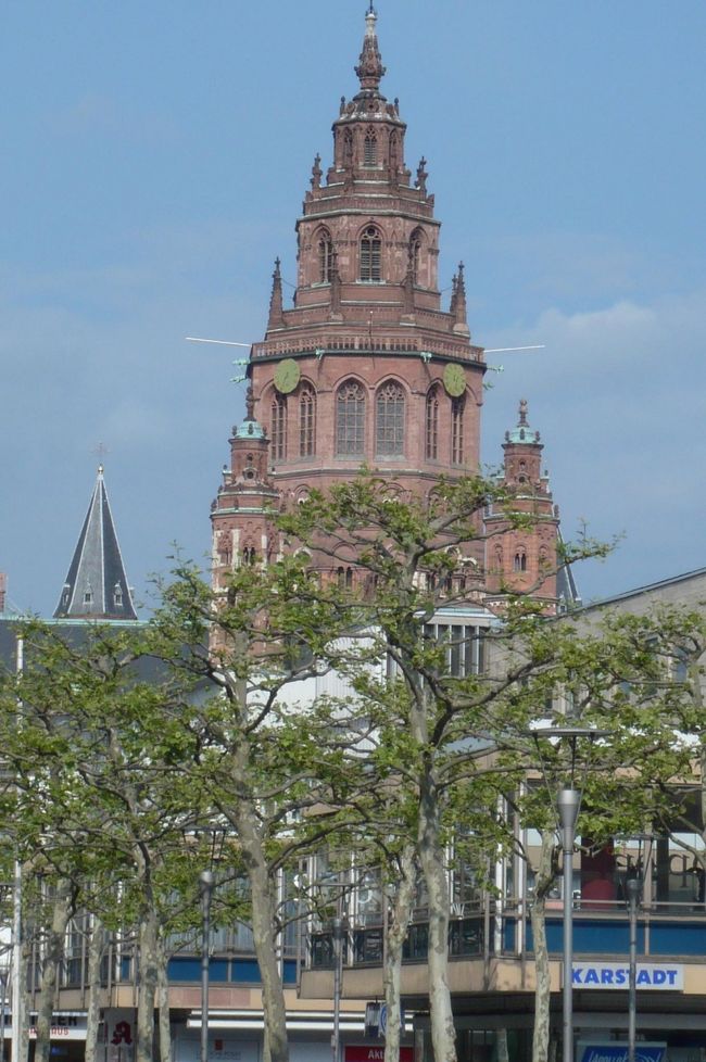 マインツの大聖堂、　大きくて威厳のある建物です。　近くにはマルクト広場、グーテンベルク像もあり、