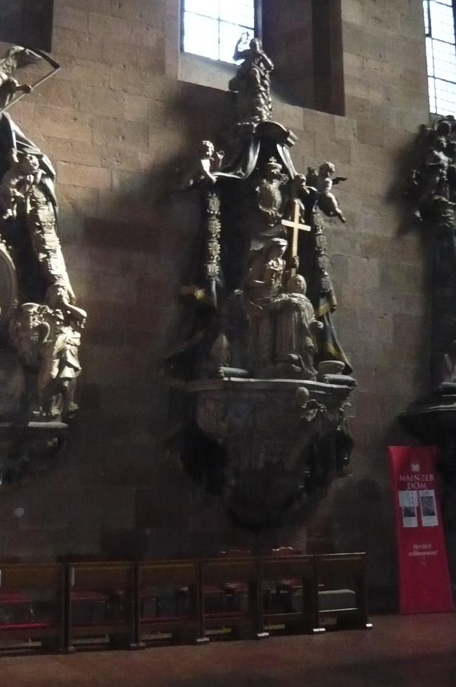 聖堂の中、　聖堂内では　聖歌が響き　荘厳な雰囲気でした。