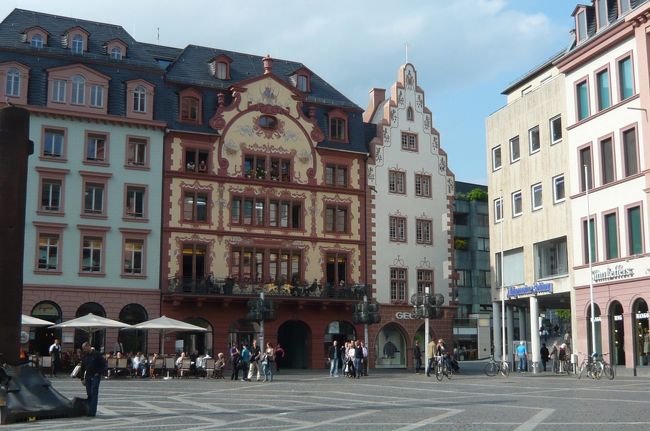 マルクト広場、建物が堂々として。　人出も多くなりはじめて。<br />マインツ駅に戻り、ビスバーデンへ。