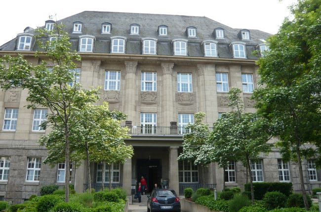 ビスバーデン駅前からバスで、カイザーフリードリッヒ温泉へ。　冷泉、　温泉、サウナ等　料金は時間で、貸しタオルもあり、　勿論常連客は自分で用意されていました。　混浴です！<br />日本と同じで、水着はつけず！