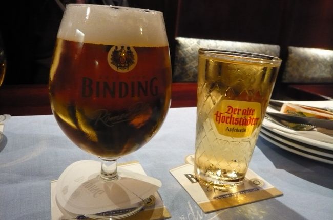 今晩は室内で、アプフェルワイン（リンゴ酒）とビール、ワインは格子の切り込みが入ったグラスで。