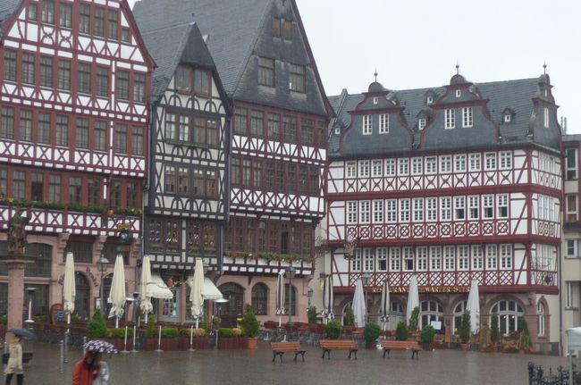 ６月２８日<br /><br />　雨、電車でレーマー広場へ。　すれ違う人達　雨なのに傘をささないで、濡れながら、　スーツ姿のビジネスマン風の男性、　ずぶぬれでしたが・・・