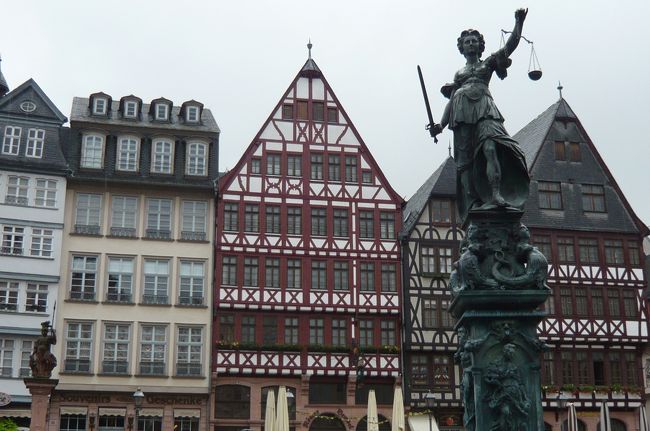 広場の中心に立つ　正義の女神　の噴水。