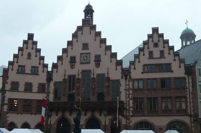 切妻屋根が美しい　中央が旧市庁舎レーマーです。