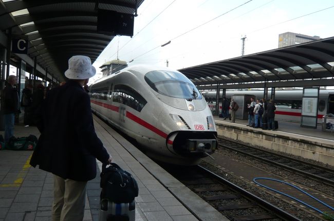 約３時間、ICEで。　一等車の予約席を、６人のコンパートメントでした、　私達のほかは４人とも地元の方々。　ワインを飲んだり　おしゃべりで盛り上がっていました。　食堂車もあり、注文を受けると　席まで　配達も。