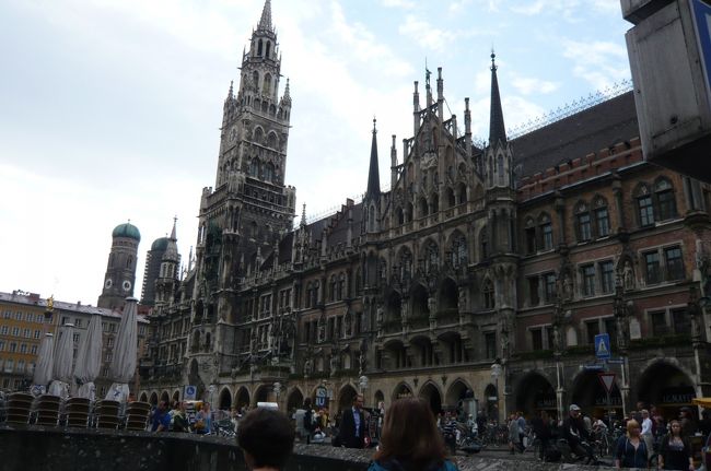 ミュンヘン中央駅近くのホテルでチェックイン後、　早速　新市庁舎の地下で、夕食を。　