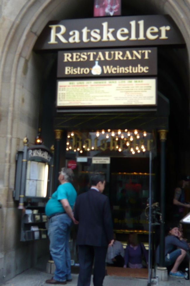 ラーツケラーにて、中はとても大きく　すでに沢山食事中でした。