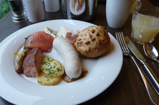 ５月２９日<br /><br />　ホテルの朝食、ここでもミュンヘン名物の白ソーセージがあり、辛子を付けて。