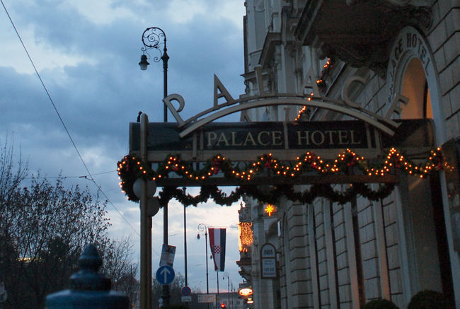 ザグレブでの宿。The Palace Hotel。立地も部屋の重厚な感じもとてもベリーナイスです。<br />http://www.palace.hr/<br /><br />ベリーナイス。。。