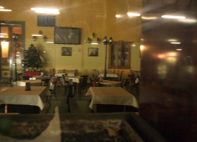 駅中のレストラン。大晦日ですが営業中のようです。