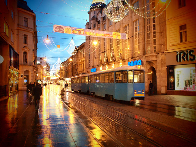 トラムの写真を撮ってる女性。
