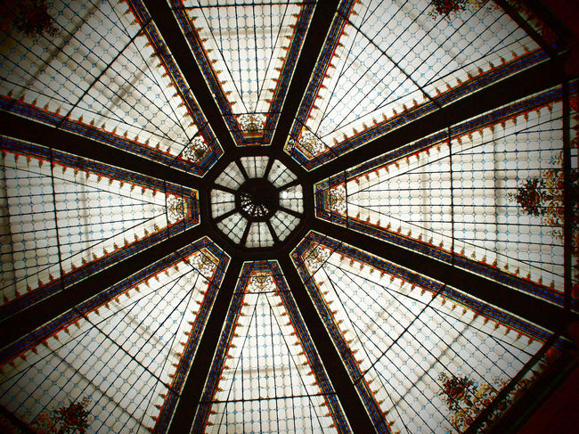 雨宿りで入った商店街の天井。