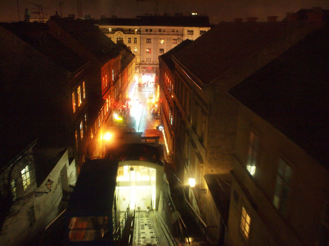 ケーブルで旧市街へ行きます。