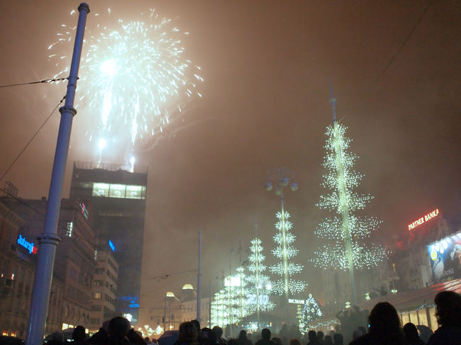 イエラチッチで新年のカウントダウン。ビルの屋上からリアルドラゴン花火。リアル