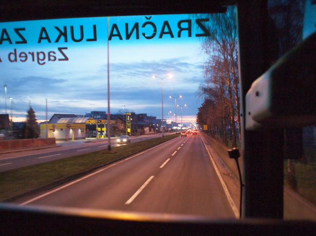いつのまにかザグレブともお別れです。バスターミナルから早朝のザグレブ空港へ。