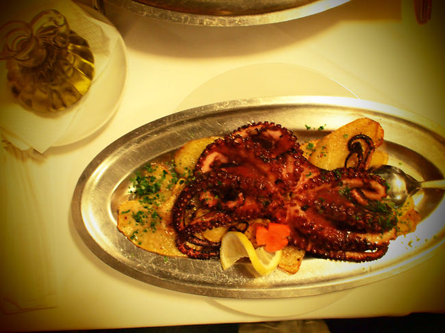 たこの丸焼き。真っ赤でリアル。