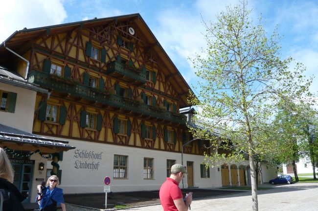 オーバーアマガウ着、この村の周辺は絵で見るスイスみたい！　ハイジが走っていそうな　緑豊かな、村です。