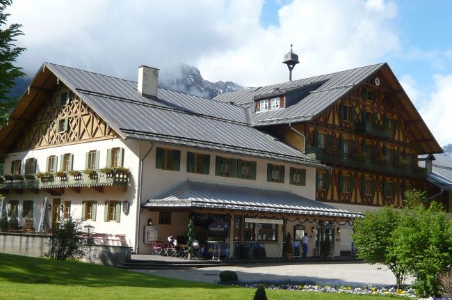 どっしりとした家屋の壁面に、民話や童話のモチーフが描かれ、この日　キリストの受難劇　のチケット売り場に　行列も。