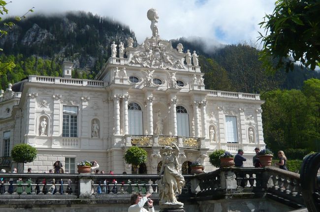 また　緑の中を走り、リンダーホーフ城着。　今日はお天気で　静かな森に　ひときわお城が引き立ち、ルードビッヒ２世の夢の跡でしょう。