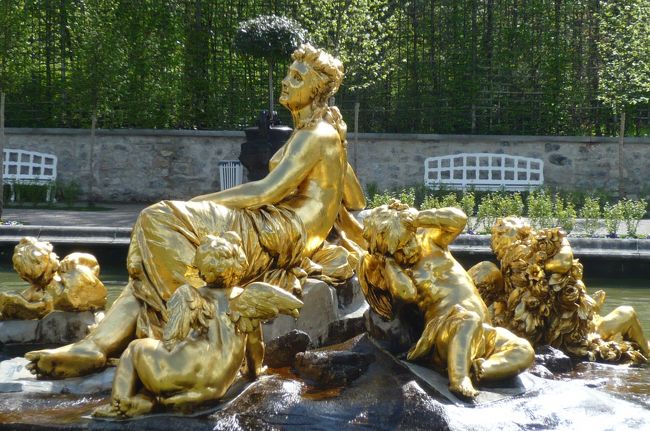 それにしても　前庭の噴水　派手！　陽の光に映え、多分　彼もこの美しさに　うっとりしていたのでしょう。