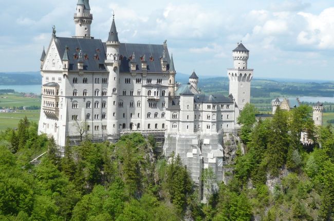 マリエン橋には、行列が出来るほどの人、写真を写し、暫く眺めたら、交替するので。<br />綺麗です！　このつり橋から見る白鳥城、緑に映え　正に　夢のよう。